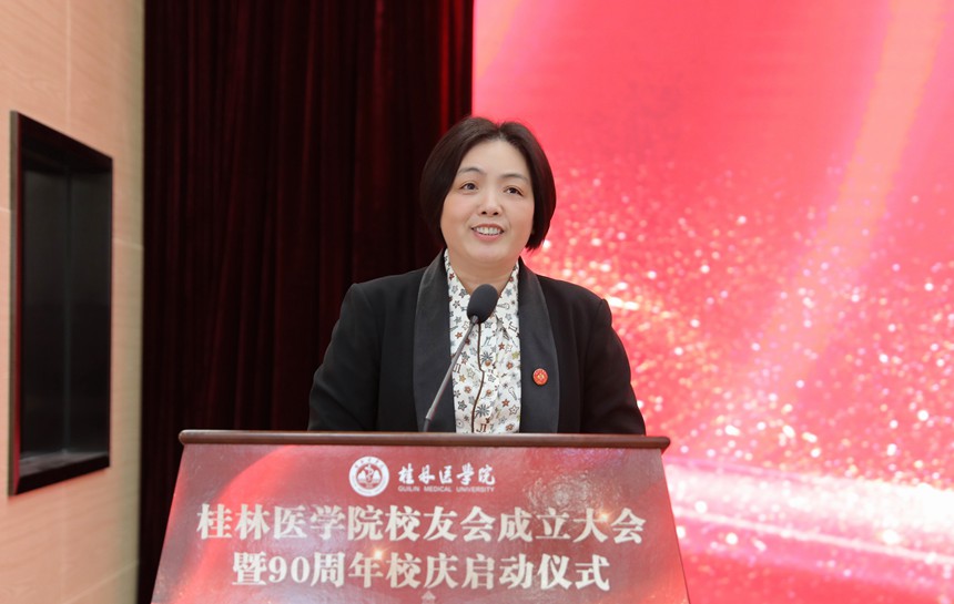 曾小云作校友会筹备工作报告。李丽雯摄