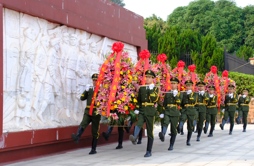 礼兵迈着整齐的步伐将花篮摆放在纪念碑前。宋延康摄