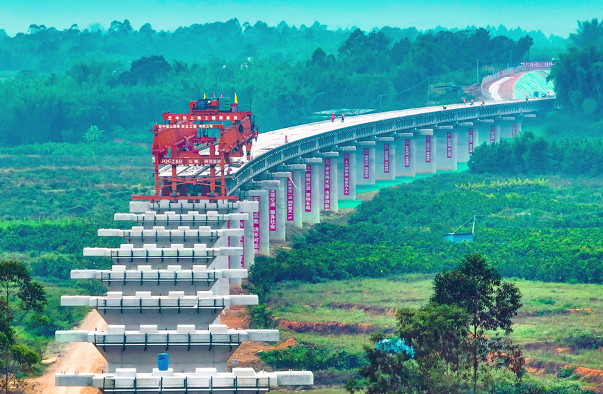 桂平特大桥施工现场。柳梧铁路项目供图