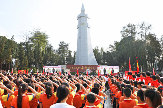 祭奠英烈活动现场。卢飞文 摄