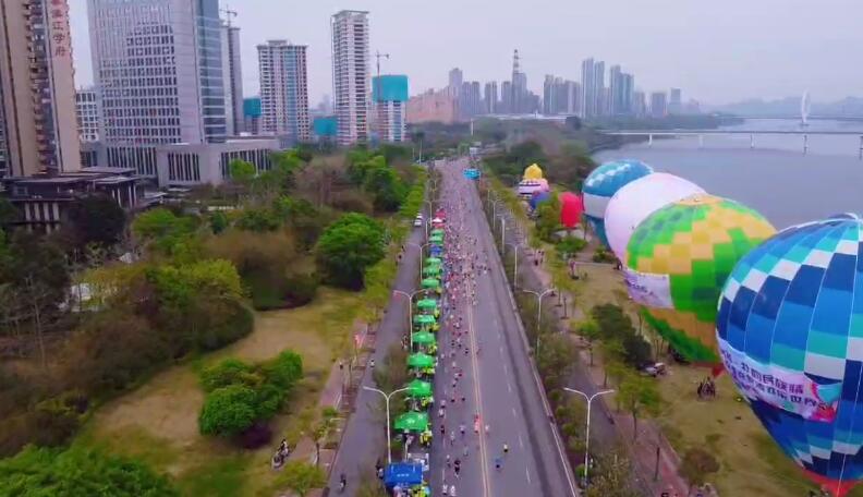 微視：柳州東城集團升起熱氣球為2024柳州馬拉鬆助陣添彩