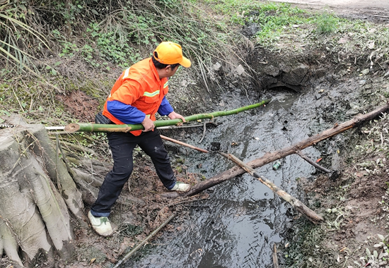 岑溪公路養護中心疏通國道324線岑溪至羅定二級公路的涵洞排水。李家慧攝