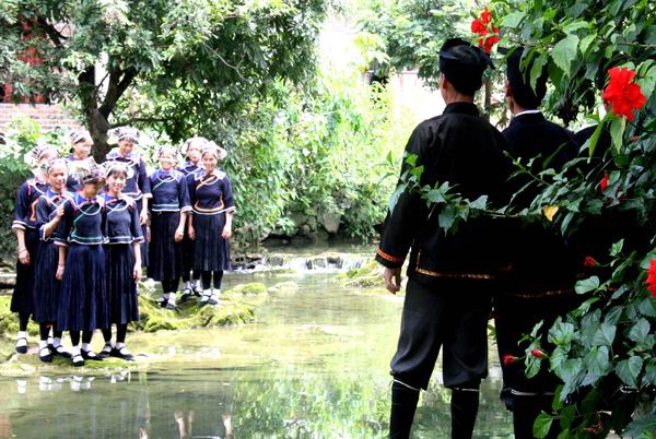 图为“短衣壮”男女青年在进行山歌对唱。（图片源大新县人民政府网）