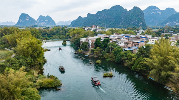 峒那屿湾景区内，游客乘船观赏黑水河沿岸秀美风光。周桂芬摄