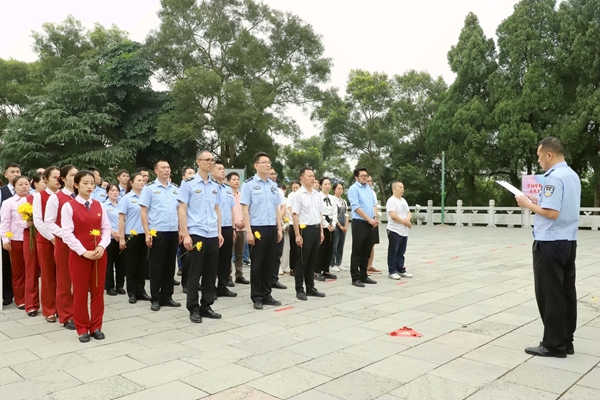 图为党员代表讲述革命烈士的光荣事迹.jpg