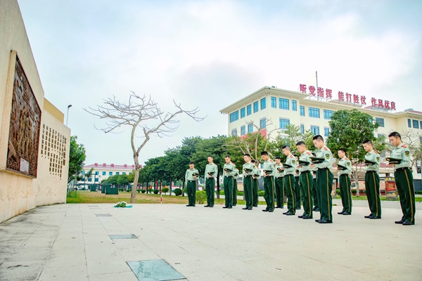 武警官兵在缅怀先烈场所前向先烈默哀。