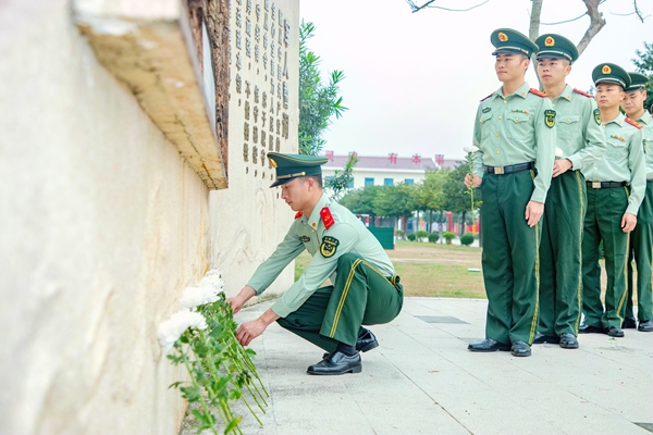 武警官兵在缅怀先烈场所前向先烈献花。