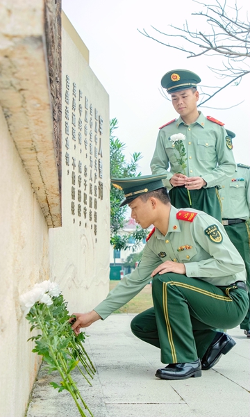 武警官兵在缅怀先烈场所前向先烈献花。