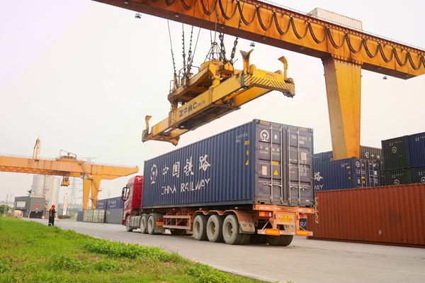 中越跨境集装箱从海关放行后来到南宁国际铁路港等待吊装作业。陈星宇摄