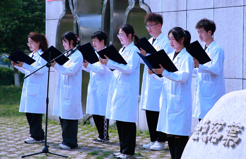 學生代表集體朗誦《感恩大體老師》。桂林醫學院供圖