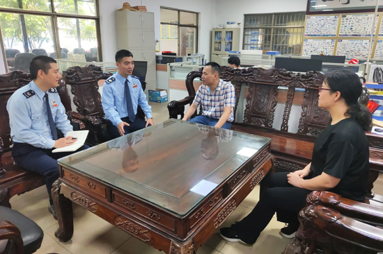 4月3日,东兴市税务局到企业宣传税务政策,走访了解企业诉求。方平摄