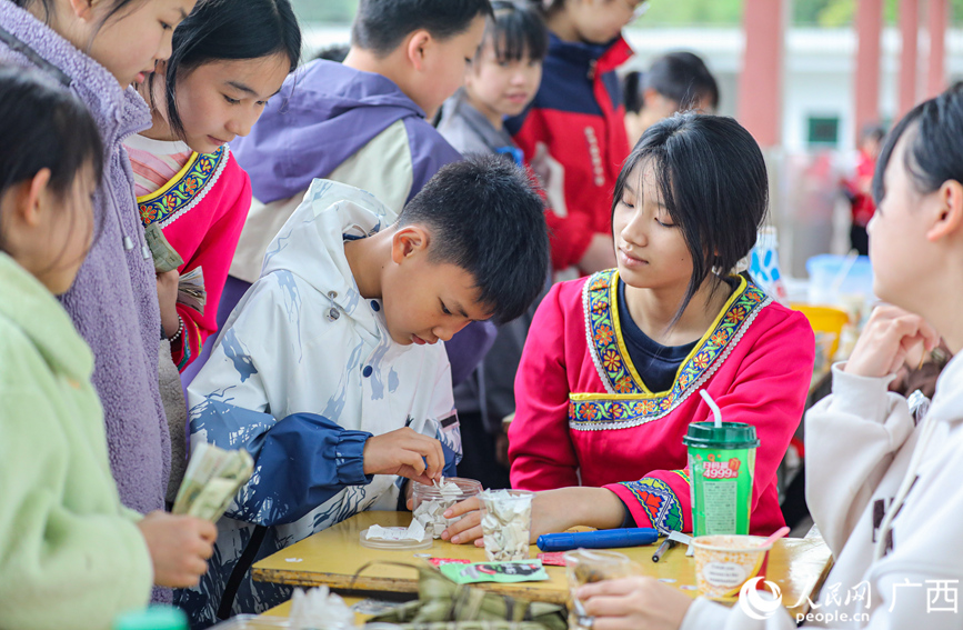 孩子们参加跳蚤市场的活动。人民网记者 陈燕摄