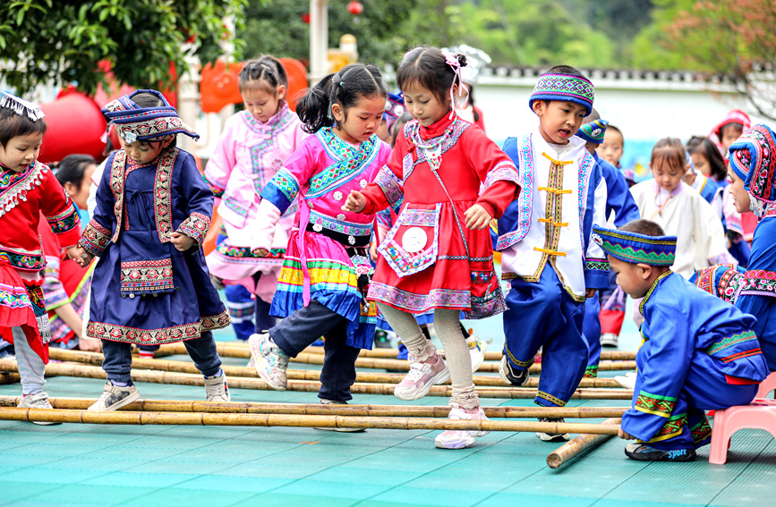 孩子們穿著靚麗的民族服飾跳竹竿舞。陽海翔攝