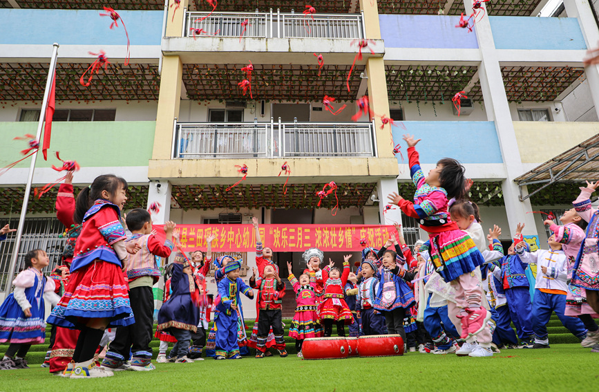 孩子們將繡球拋向空中。陽海翔攝