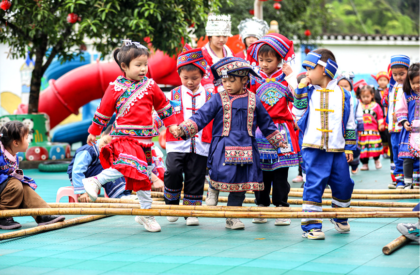 孩子们身着民族服装跳竹竿舞。阳海翔摄