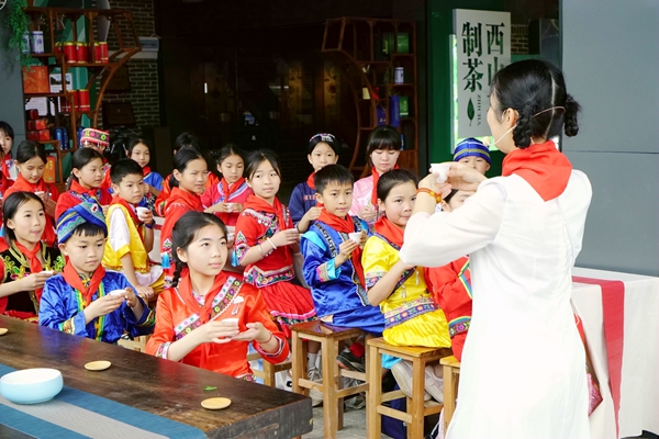 学生们学习茶艺师。紫荆镇中心小学供图