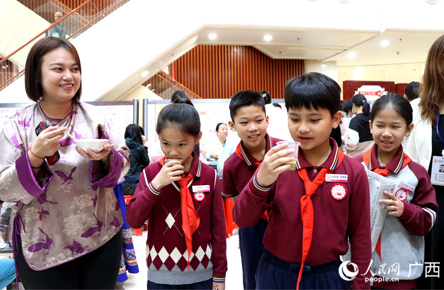 学生品尝油茶。人民网记者 陈燕摄