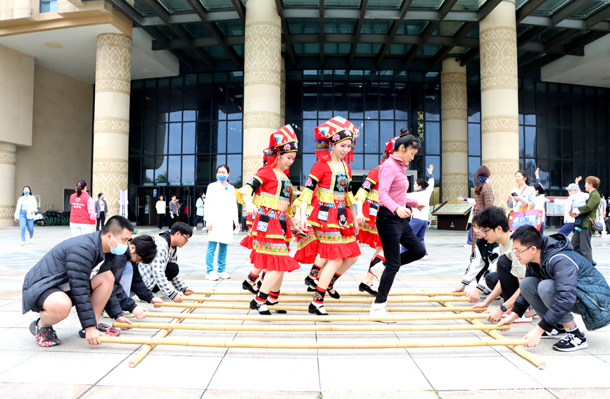 竹竿舞表演。人民网记者 陈燕摄