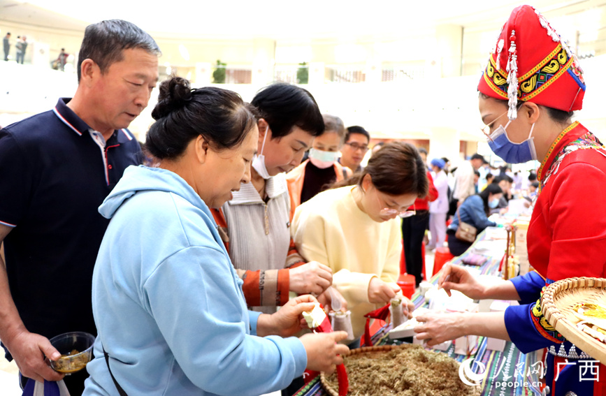 市民体验制作香囊。人民网记者 陈燕摄