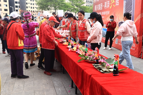 群众品尝传统美食。玉州区融媒体中心供图