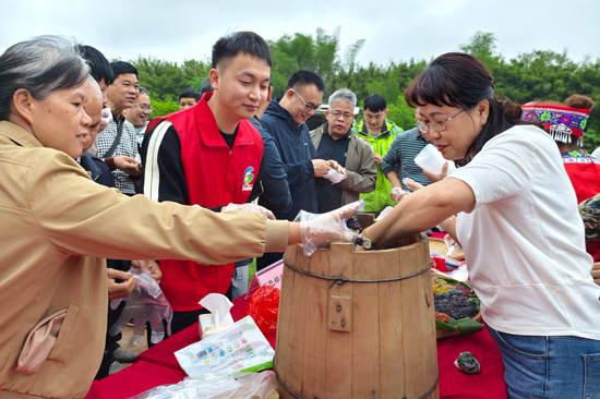 品尝美食。广西沿海公路发展中心供图