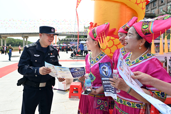 民警向现场群众宣传反诈知识。梁观远摄