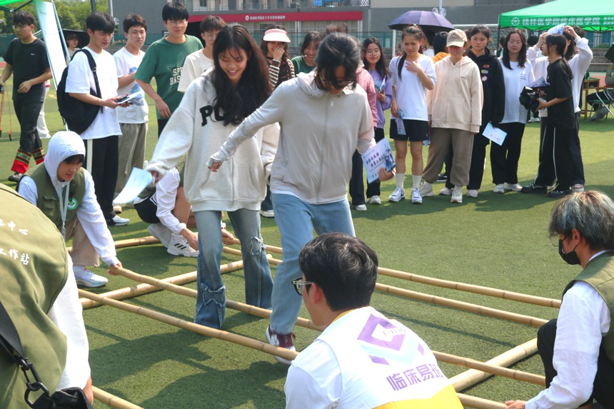 同学们参与跳竹竿活动。桂林医学院供图