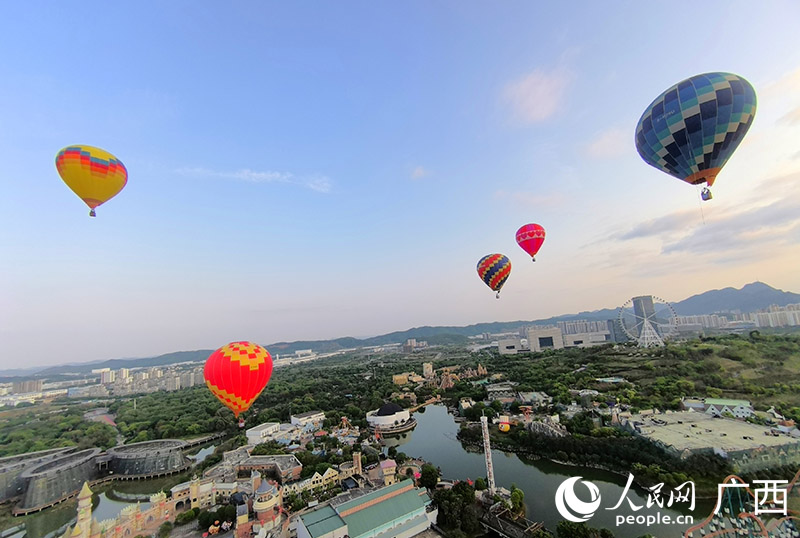 熱氣球在柳東新區上演別樣的空中浪漫。人民網 付華周攝