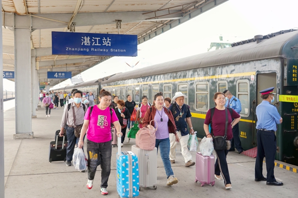 旅客踏上旅程。李超宇摄