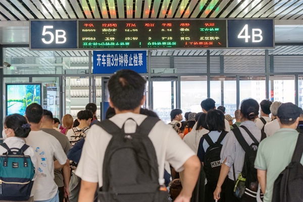 旅客在柳州站候车。赵波摄