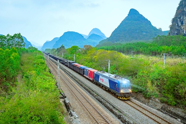 一列滿載貨物的列車在湘桂鐵路上運行。蔣少闐攝