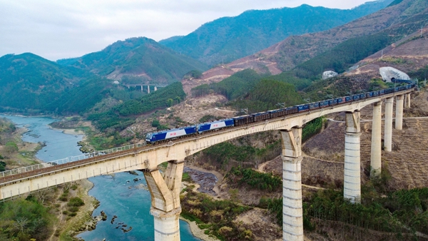 滿載集裝箱貨物的列車通過南昆鐵路南盤江大橋。秦塬棋攝