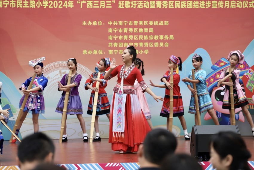舞台表演。南宁市民主路小学供图
