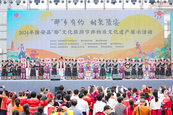 隆安县中小学艺术教师队伍合唱《山歌好比春江水》。邓国华摄