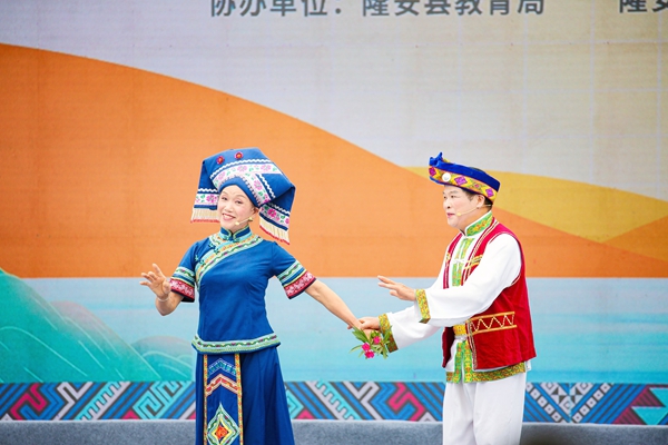山歌表演。邓国华摄