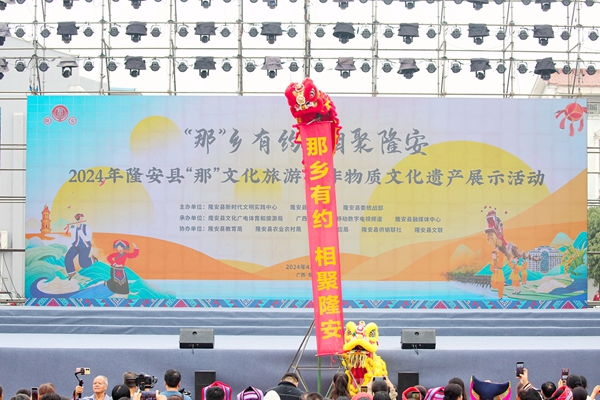 舞狮表演。邓国华摄