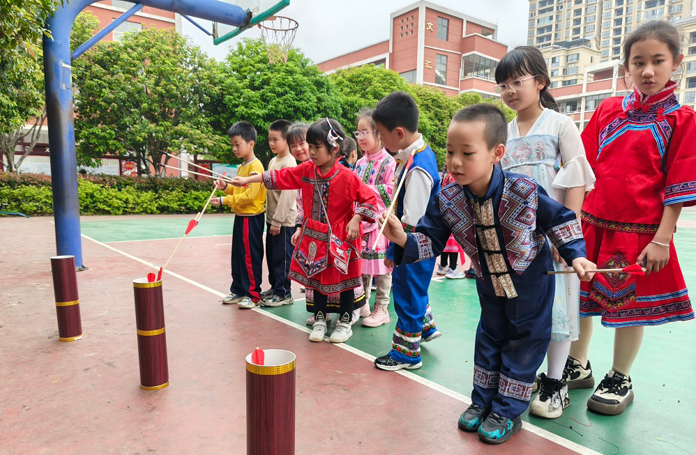 孩子們認真參加投壺活動。