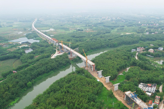 桂平特大桥跨大湟江处。