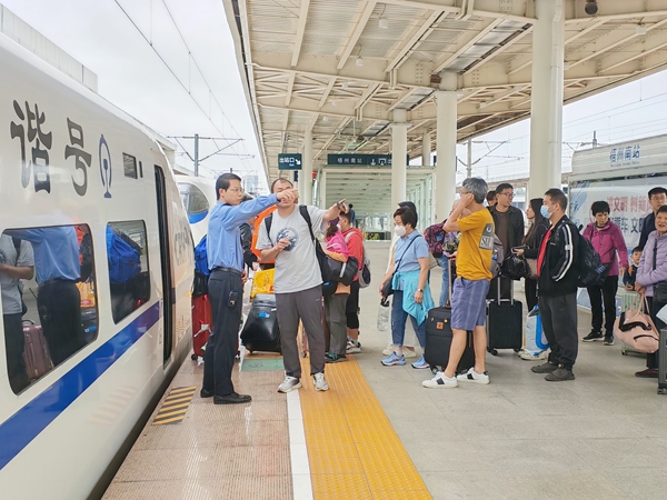 旅客在梧州南站有序乘车。唐烨摄