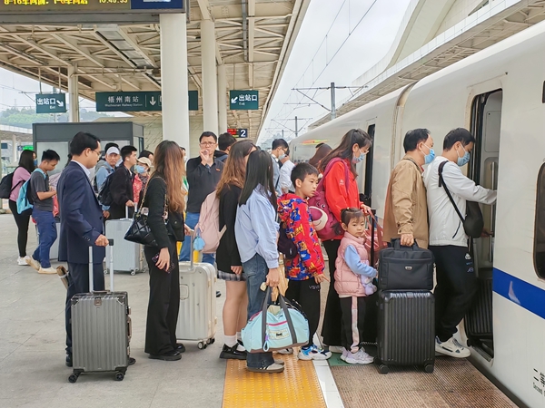 旅客在梧州南站有序乘车。唐烨摄