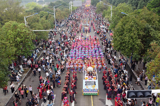 来宾：各族群众巡游亮绝技 共庆“三月三”嘉年华
