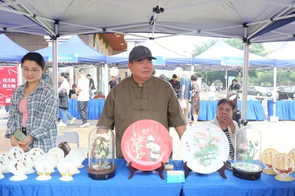 現場非遺特色產品貝雕展示。北海市總工會供圖