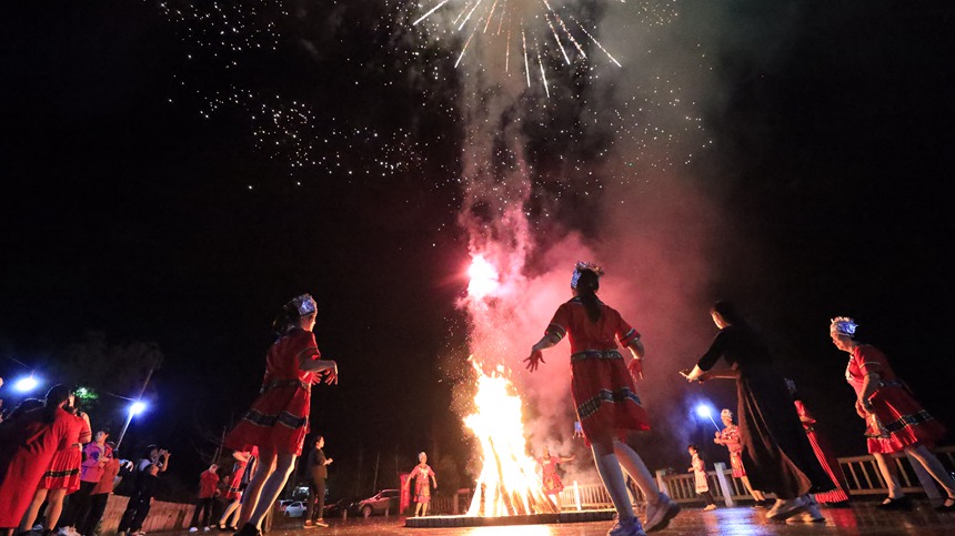在资源县两水苗族乡塘洞村，烟花表演和篝火晚会带来一场视听盛宴。