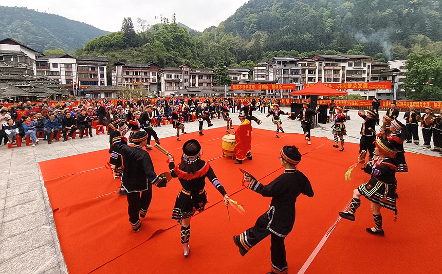 在资源县河口瑶族乡，村民们在表演独具瑶族特色的《盘王舞》。