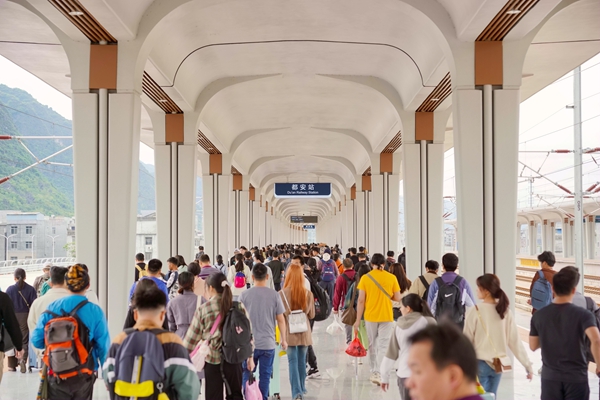 都安站旅客正在有序进站乘车。覃晓平摄