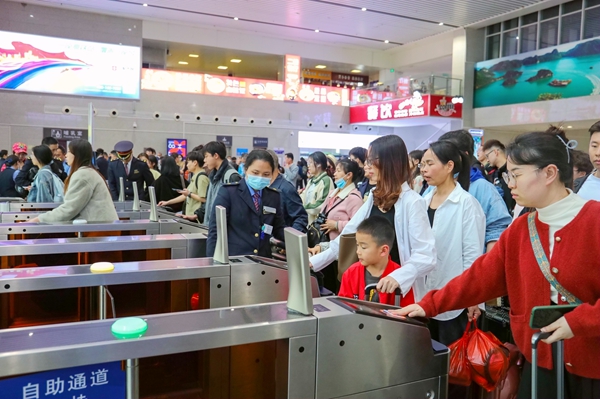桂林车站旅客检票进站乘车。郑长贤摄