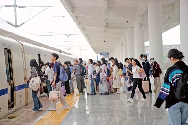 玉林站旅客有序乘车。白珏翠摄