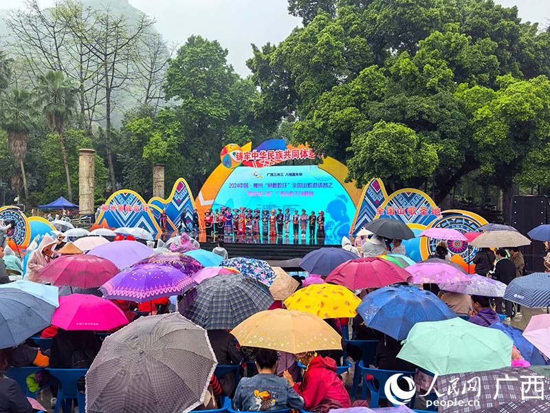 “歌仙刘三姐”广西山歌王争霸赛吸引众多市民游客围观。人民网 付华周摄