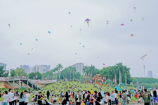“風箏節”吸引了眾多市民游客前來參與。亭子碼頭供圖