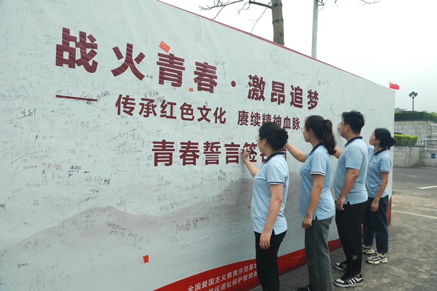 3月31日，設施公司到昆侖關戰役舊址開展愛國主義教育主題黨日活動。賴俊杰攝